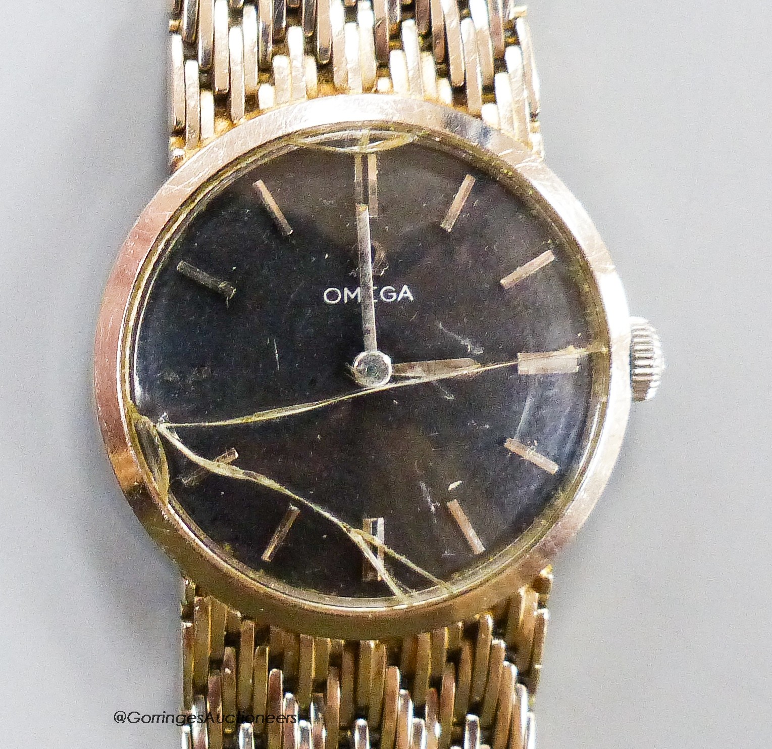 A lady's 750 white metal Omega manual wind wrist watch, overall 17.3cm, gross 46.5 grams, (glass a.f.).